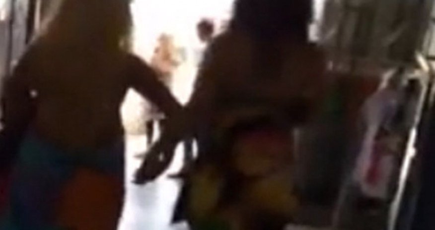 Азербайджанские девушки пошли на шоппинг в купальниках - ВИДЕО Азербайджанские девушки пошли на шоппинг в купальниках - ВИДЕО