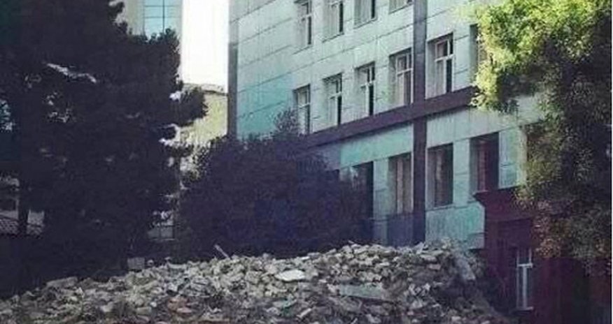 В Баку сносится известная школа - ФОТО В Баку сносится известная школа - ФОТО
