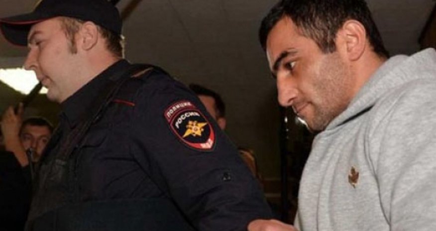 Orxan Zeynalov “Ded Xasan”ın adamı ilə eyni kamerada Orxan Zeynalov “Ded Xasan”ın adamı ilə eyni kamerada