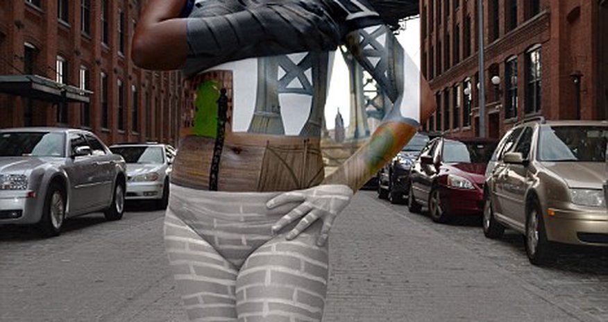 Artist makes her models disappear into the city’s surroundings - PHOTO Artist makes her models disappear into the city’s surroundings - PHOTO