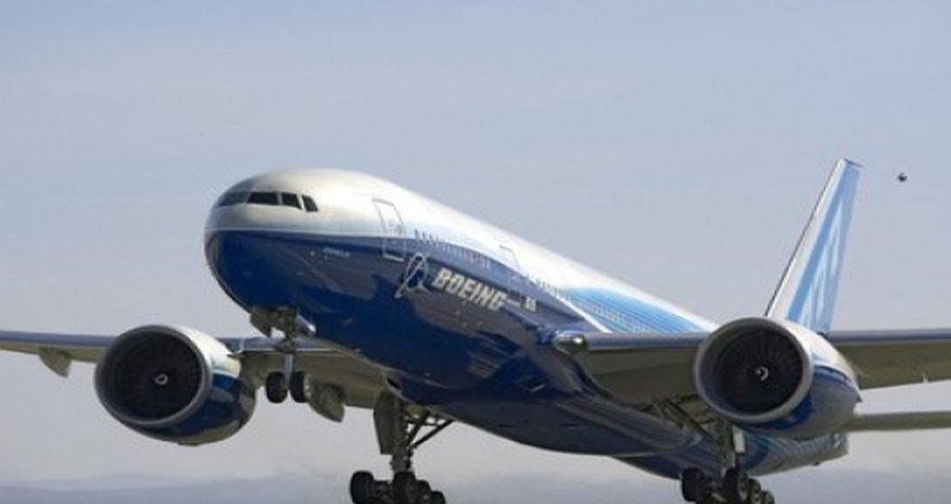 У Boeing при посадке загорелся двигатель У Boeing при посадке загорелся двигатель