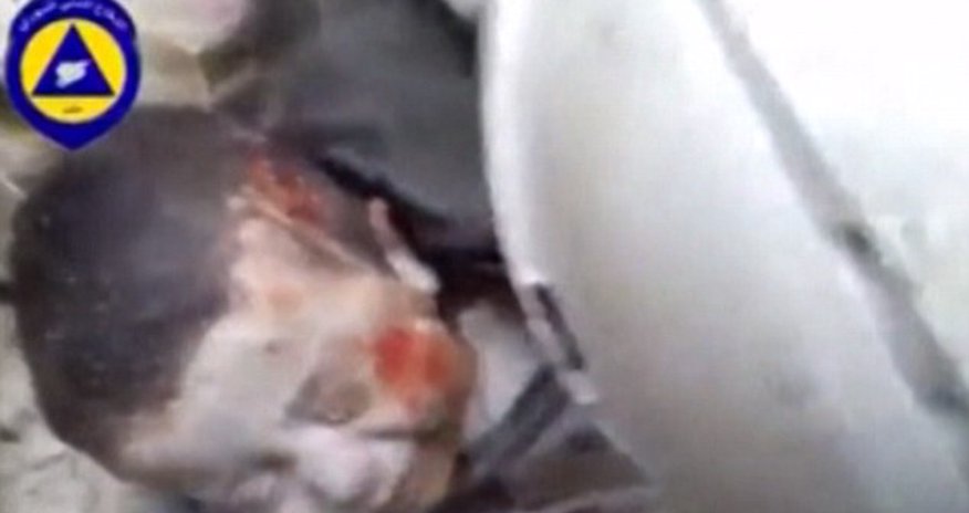 Dramatic rescue of baby after his home is hit by air strikes - PHOTO+VIDEO Dramatic rescue of baby after his home is hit by air strikes - PHOTO+VIDEO