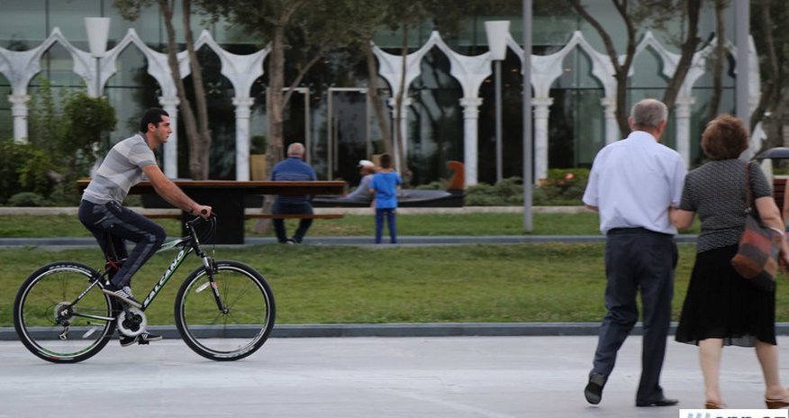 Cyclists on Baku streets - PHOTO Cyclists on Baku streets - PHOTO