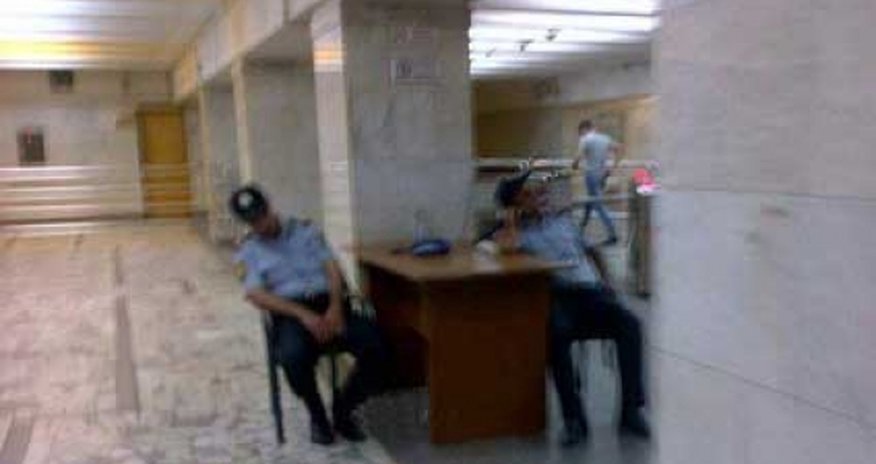 Bakı metrosunun yatmış polisləri - FOTO Bakı metrosunun yatmış polisləri - FOTO