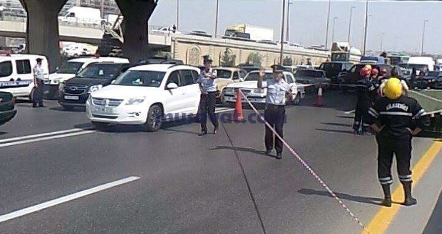 Bakıda kişi özünü asma körpüdən atmaq istəyir - FOTOLAR, Yenilənir Bakıda kişi özünü asma körpüdən atmaq istəyir - FOTOLAR, Yenilənir