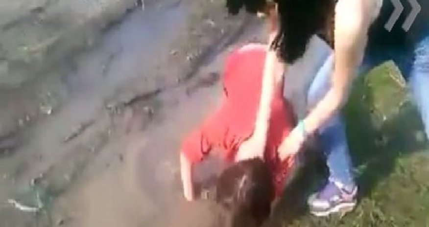 Студентки-садистки жестоко избили школьницу - ВИДЕО Студентки-садистки жестоко избили школьницу - ВИДЕО