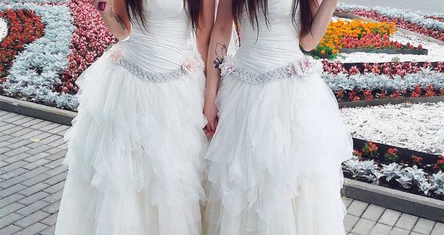 Identical couple are now bride and groom - PHOTO Identical couple are now bride and groom - PHOTO