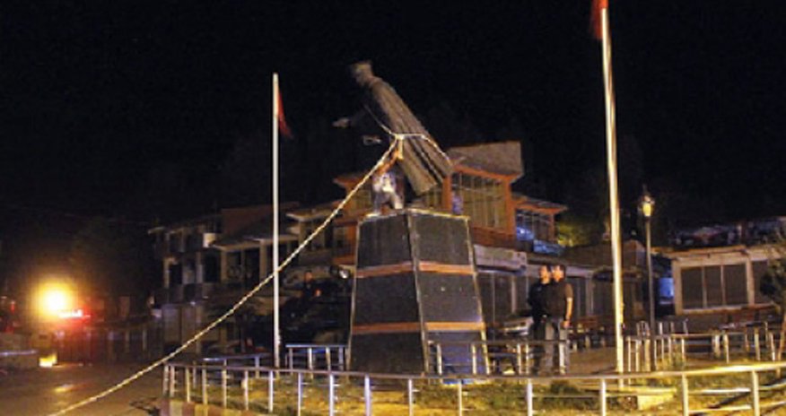 PKK Atatürkün heykəl və büstlərinə hücumlar edib PKK Atatürkün heykəl və büstlərinə hücumlar edib
