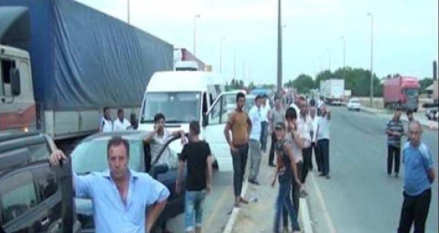 Azərbaycan-Rusiya sərhədində avtomobillərin uzun növbəsi yaranıb Azərbaycan-Rusiya sərhədində avtomobillərin uzun növbəsi yaranıb