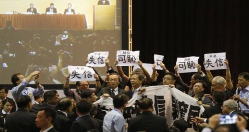 Hong Kong police use pepper spray to disperse pro-democracy protesters Hong Kong police use pepper spray to disperse pro-democracy protesters