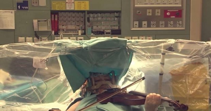 Ex-violinist regains her ability to play while surgeons operate on her brain - VIDEO Ex-violinist regains her ability to play while surgeons operate on her brain - VIDEO