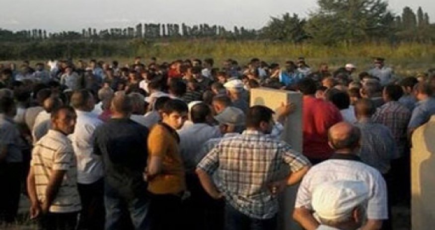 Türkiyədə kürddilli məktəblərin bağlanmasına etiraz Türkiyədə kürddilli məktəblərin bağlanmasına etiraz