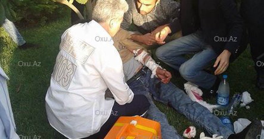 Bakının mərkəzində gənc oğlan damarlarını kəsdi – FOTOLAR Bakının mərkəzində gənc oğlan damarlarını kəsdi – FOTOLAR