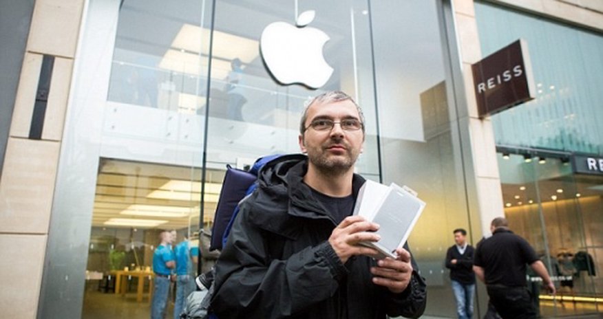 Husband queues for 44 hours to buy new iPhone to win back wife Husband queues for 44 hours to buy new iPhone to win back wife