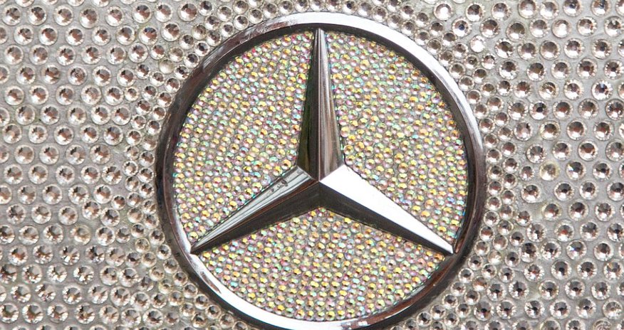 Russian woman who has covered her Mercedes in a MILLION Swarovski crystals - PHOTO+VIDEO Russian woman who has covered her Mercedes in a MILLION Swarovski crystals - PHOTO+VIDEO