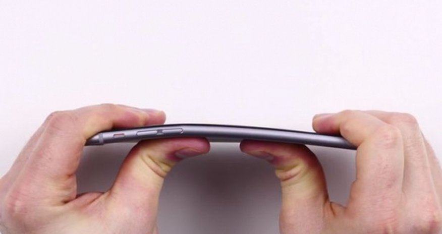 New iPhone 6 owners complain it BENDS after a few days in your pocket - VIDEO New iPhone 6 owners complain it BENDS after a few days in your pocket - VIDEO