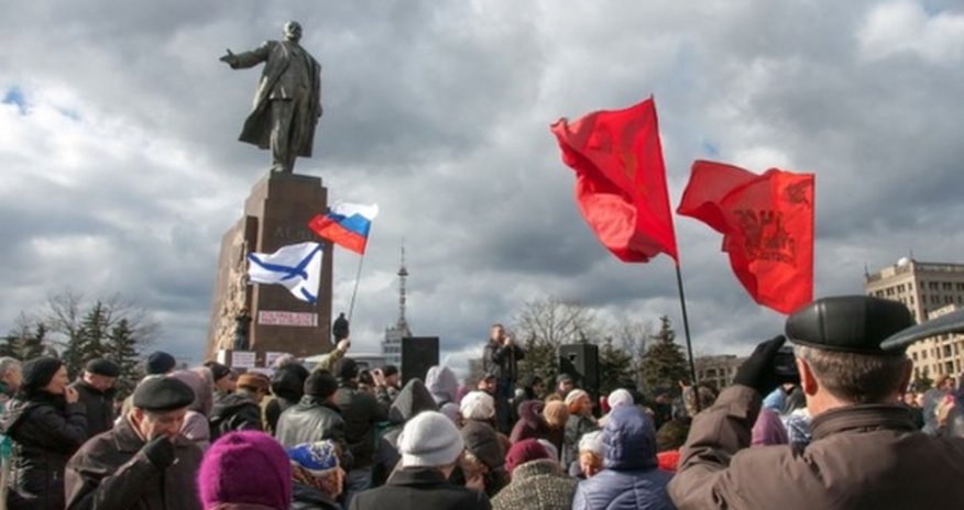 Ukraine nationalists tear down Kharkiv's Lenin statue Ukraine nationalists tear down Kharkiv's Lenin statue