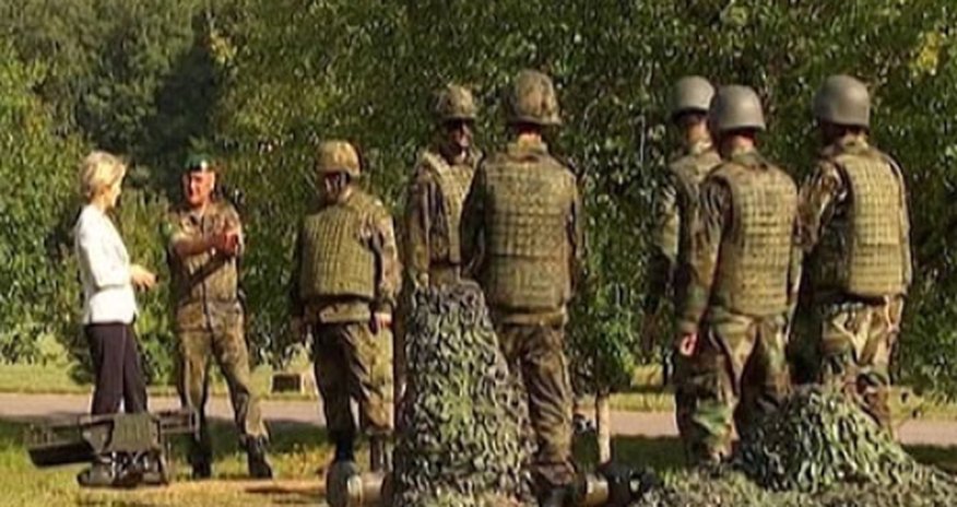 Almanların qadın naziri kürdlərə hərbi dərs keçdi Almanların qadın naziri kürdlərə hərbi dərs keçdi