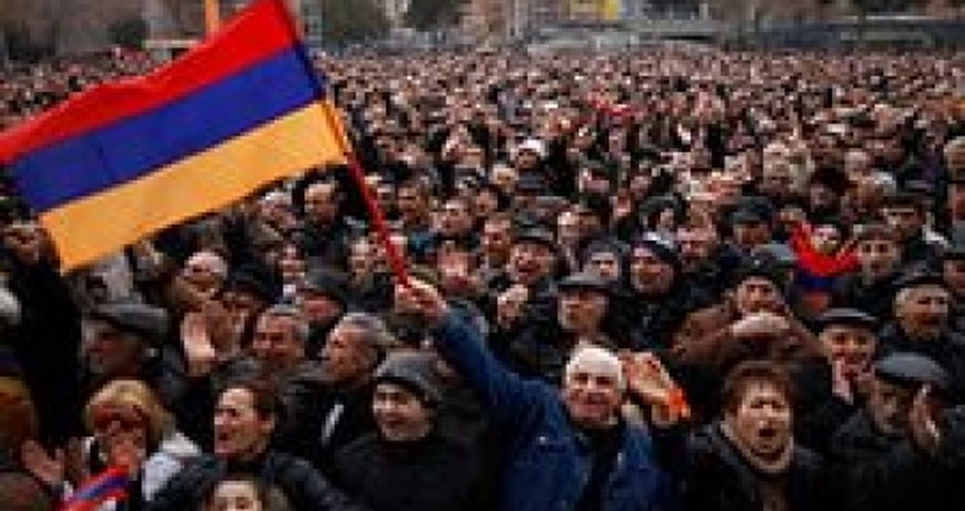 В Ереване тысячи людей собрались на площади Свободы В Ереване тысячи людей собрались на площади Свободы