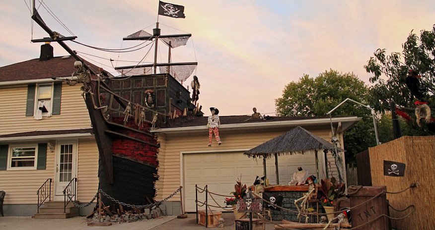 Halloween house has a run-in with full-size pirate ship - PHOTO Halloween house has a run-in with full-size pirate ship - PHOTO