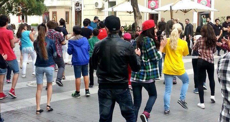 Gənclər "Torqovı"nı yenə ayağa qaldırdı - FOTOLAR Gənclər "Torqovı"nı yenə ayağa qaldırdı - FOTOLAR