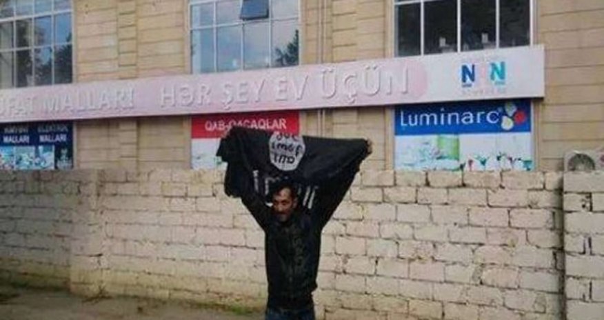 Заговорил мужчина, поднявший флаг ИГИЛ на митинге в Азербайджане - ФОТО Заговорил мужчина, поднявший флаг ИГИЛ на митинге в Азербайджане - ФОТО