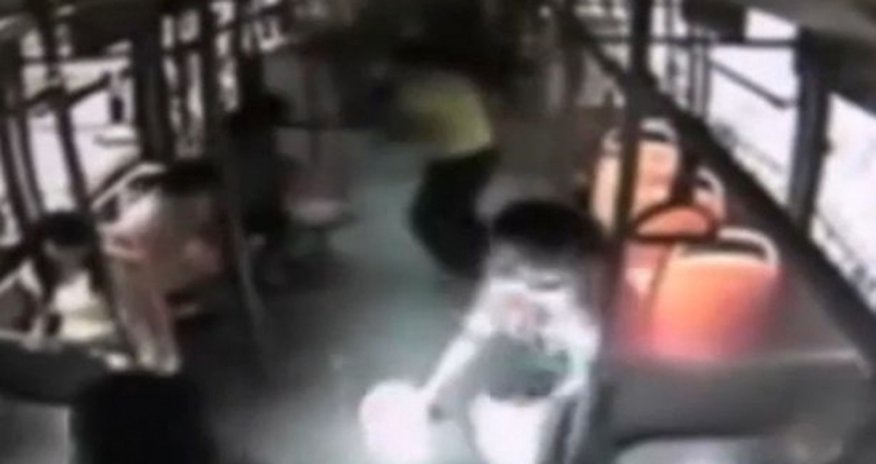 Mobile phone EXPLODES and bursts into flames in girl's hands - VIDEO Mobile phone EXPLODES and bursts into flames in girl's hands - VIDEO
