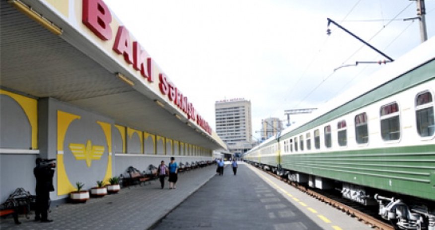 Bakıda ağır qəza: qatar kişinin üstündən keçdi Bakıda ağır qəza: qatar kişinin üstündən keçdi