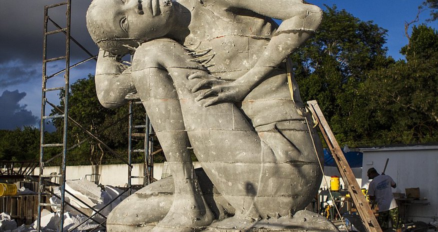 18ft Atlas sculpture dropped off coast of the Bahamas - PHOTO+VIDEO 18ft Atlas sculpture dropped off coast of the Bahamas - PHOTO+VIDEO