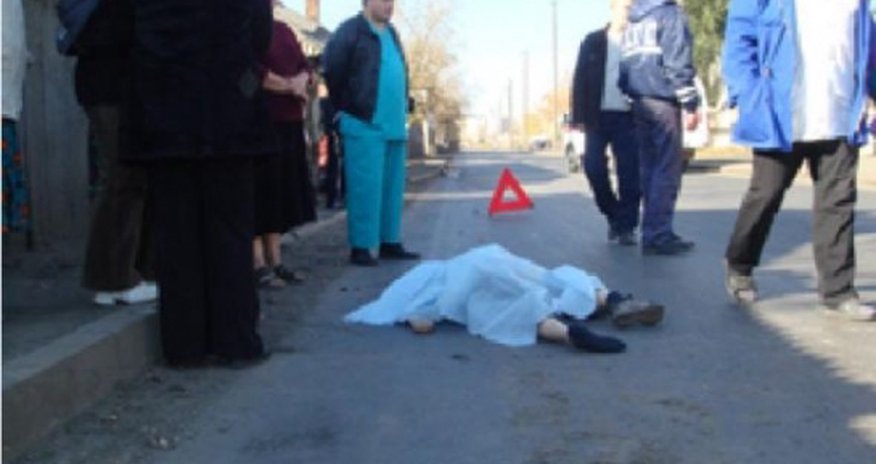 В Баку пешеход головой пробил лобовое стекло машины - ВИДЕО В Баку пешеход головой пробил лобовое стекло машины - ВИДЕО