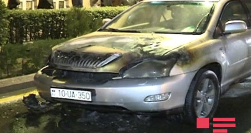 В Баку сгорел автомобиль главы НПО - ФОТО В Баку сгорел автомобиль главы НПО - ФОТО