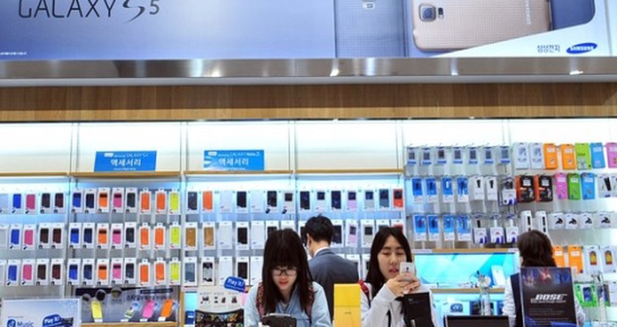 Samsung Electronics profit falls to lowest in three years Samsung Electronics profit falls to lowest in three years