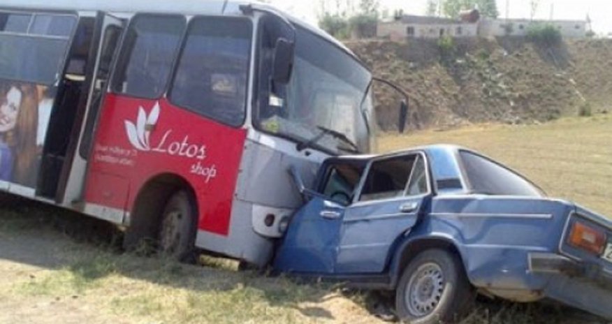 Sərnişin avtobusu minik avtomobili ilə toqquşdu - Ölən var Sərnişin avtobusu minik avtomobili ilə toqquşdu - Ölən var