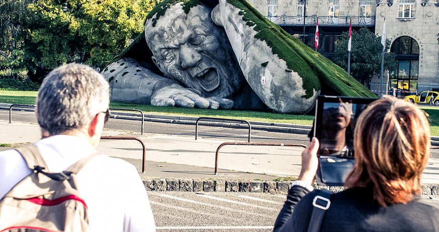 Budapest unveils bizarre oversized sculpture of man - PHOTO Budapest unveils bizarre oversized sculpture of man - PHOTO