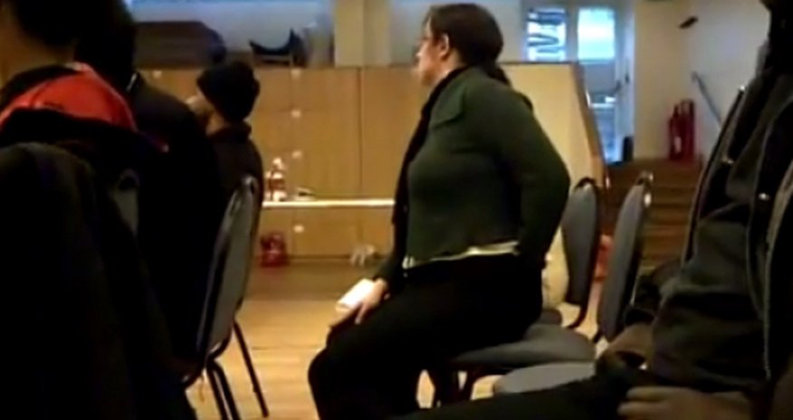 Женщина что-то нашла в штанах- ВИДЕО Женщина что-то нашла в штанах- ВИДЕО