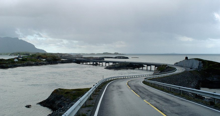 Daring drivers take on Norway's winding 'drunk bridge' - PHOTO Daring drivers take on Norway's winding 'drunk bridge' - PHOTO