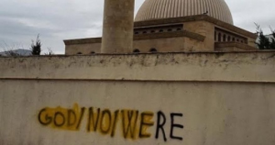 Məsciddə “Burada Allah yoxdur” yazısını kim yazıb? Məsciddə “Burada Allah yoxdur” yazısını kim yazıb?