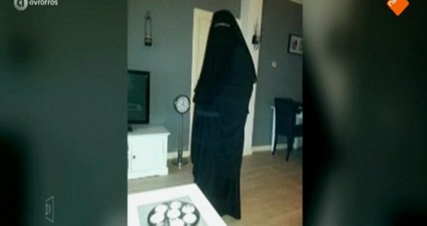 Dutch jihadist girl, 19, rescued from Syria by her mother Dutch jihadist girl, 19, rescued from Syria by her mother