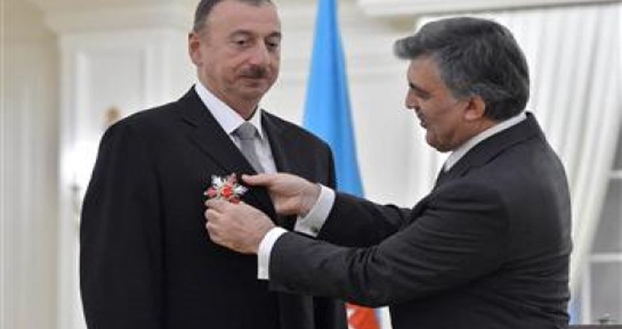 President Gül presents medal of honor to Aliyev President Gül presents medal of honor to Aliyev