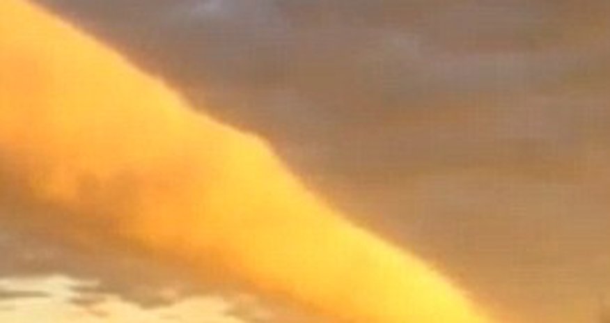 Ominous roll cloud is caught on camera as it glides over the sky - PHOTO+VIDEO Ominous roll cloud is caught on camera as it glides over the sky - PHOTO+VIDEO