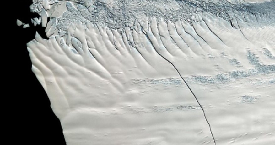 City-size iceberg drifting away from Antarctica City-size iceberg drifting away from Antarctica