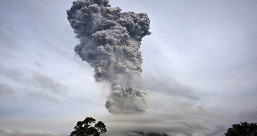 Thousands evacuated after Sumatran volcano erupts - VIDEO Thousands evacuated after Sumatran volcano erupts - VIDEO