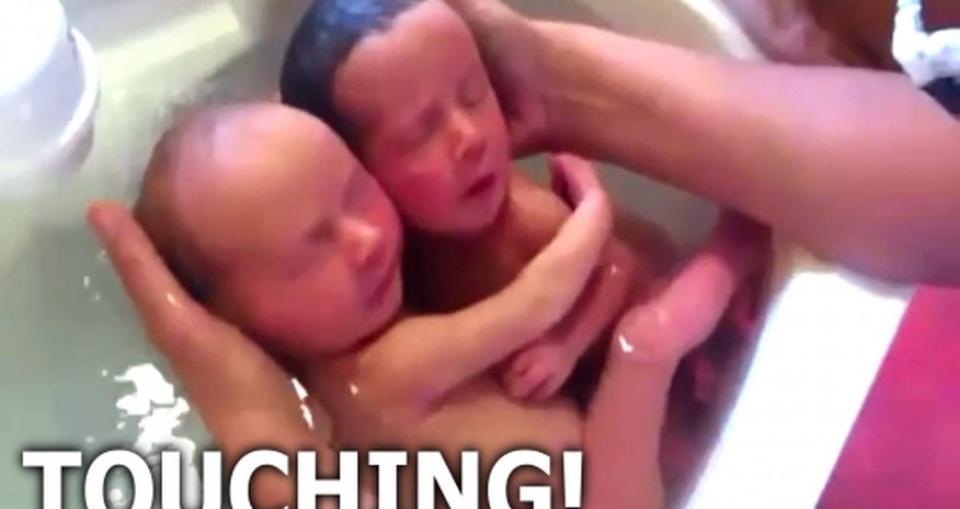 Astonishing video captures the unbreakable bond between twins - VIDEO Astonishing video captures the unbreakable bond between twins - VIDEO