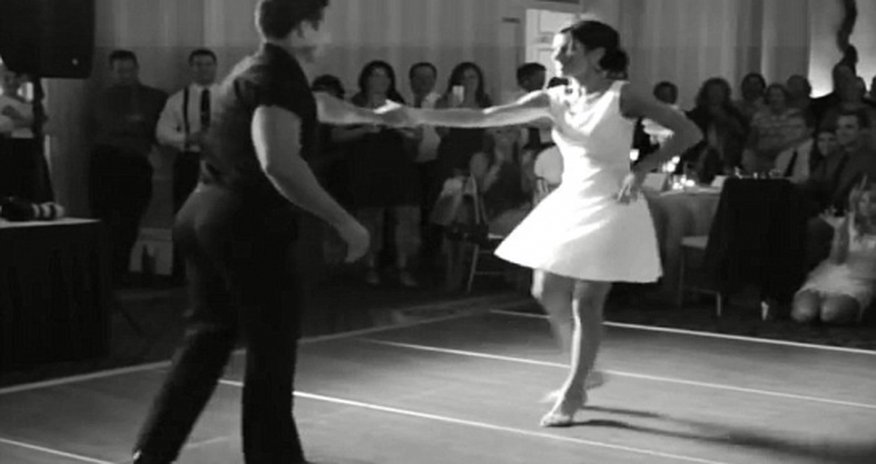 Couple performs 'Dirty Dancing' scene at wedding - PHOTO+VIDEO Couple performs 'Dirty Dancing' scene at wedding - PHOTO+VIDEO