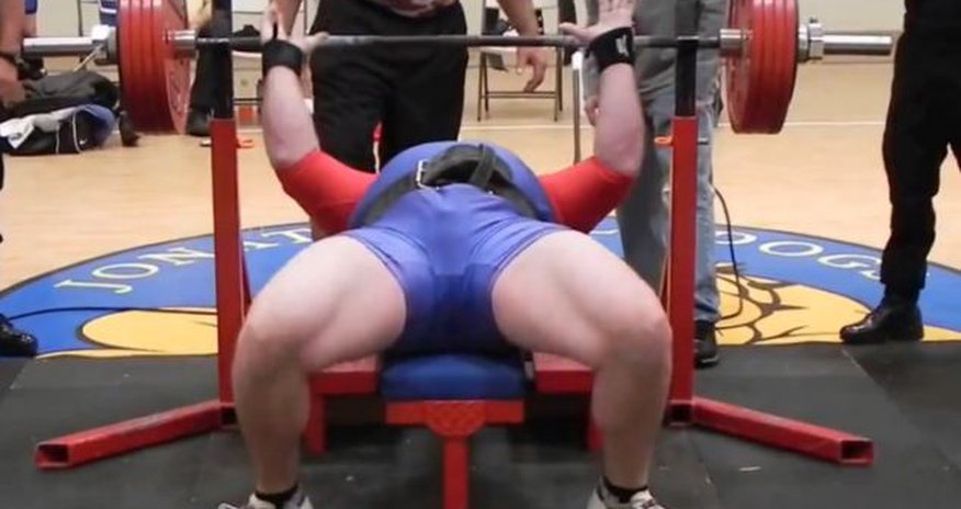 Agonising moment weightlifter dropped 545lbs on his chest - PHOTO+VIDEO Agonising moment weightlifter dropped 545lbs on his chest - PHOTO+VIDEO