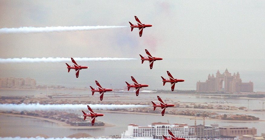 Red Arrows aces paint Dubai sky red, white and blue - PHOTO+VIDEO Red Arrows aces paint Dubai sky red, white and blue - PHOTO+VIDEO