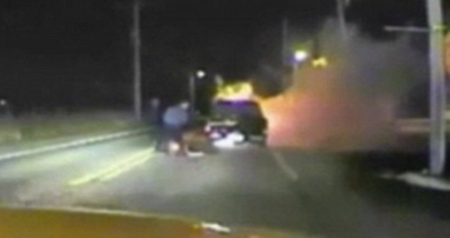 Police officer pulls unconscious driver from burning car - VIDEO Police officer pulls unconscious driver from burning car - VIDEO