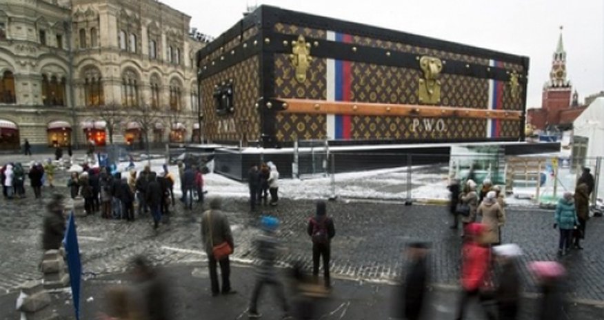 Giant suitcase to leave Red Square Giant suitcase to leave Red Square