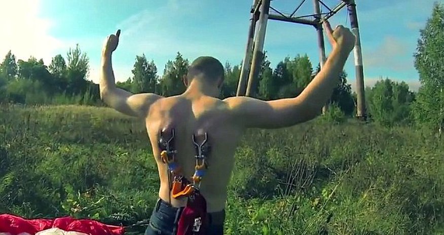 Extreme bungee jumpers attach metal hooks on harness to their skin - PHOTO Extreme bungee jumpers attach metal hooks on harness to their skin - PHOTO
