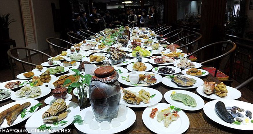 Artist breaks world record with 142 plates of sculpted meals, made entirely of rock - PHOTO Artist breaks world record with 142 plates of sculpted meals, made entirely of rock - PHOTO